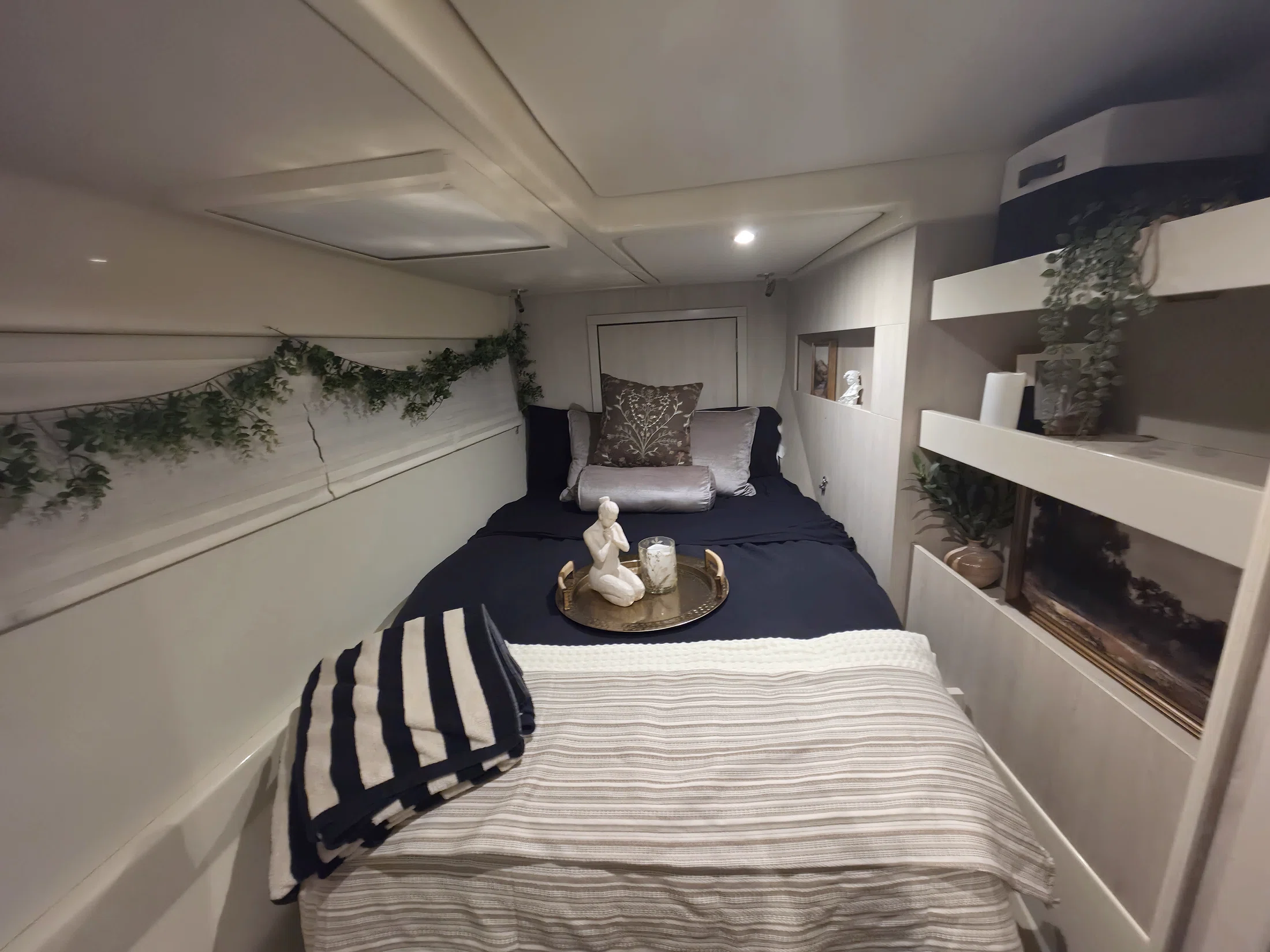 Additional guest cabin aboard Freebird